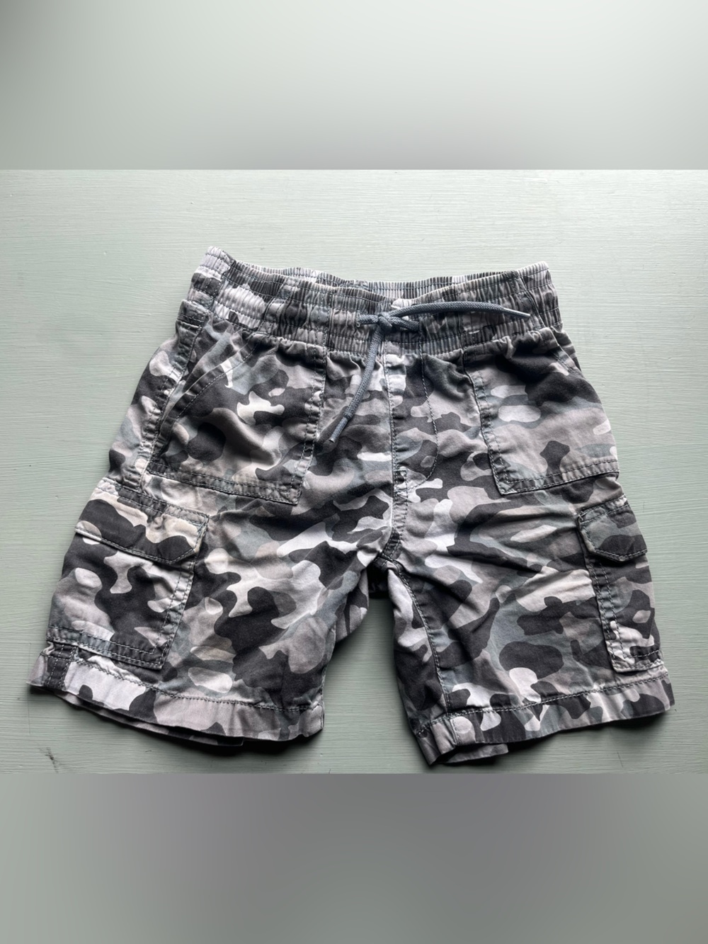 The Childrenās Place Gray Winter Camo Cargo Shorts size 6T